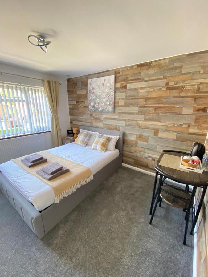 Gatwick Deluxe En-Suite Rooms Horley Exterior photo